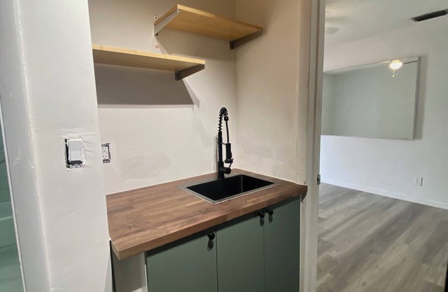 Bright Hideaway in Oakland Park Near the Beach