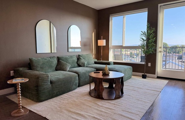 Bright Home 10 Min to Disneyland Pool & GYM