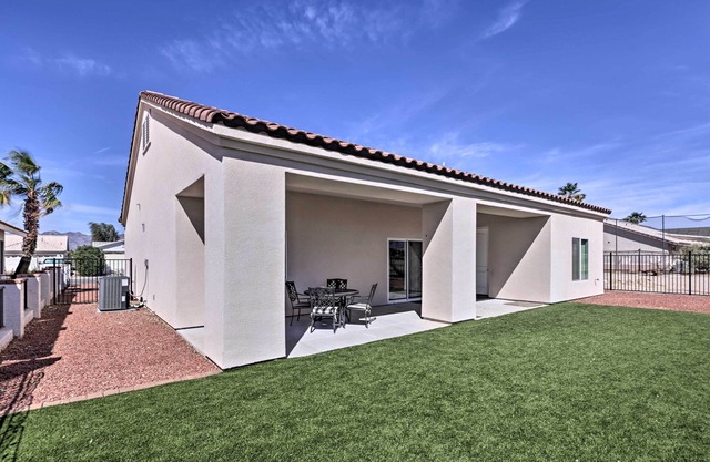 Bright Home w/Yard, 4 Mi to Colorado River!