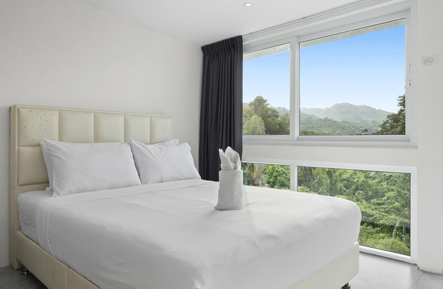 Bright, modern 4 bed golf villa, sleeps 12. Private pool. 10 min to Patong beach