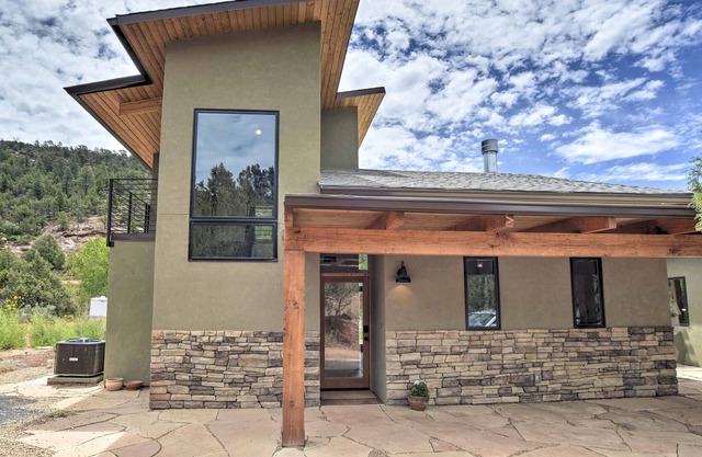 Bright & Modern Desert Home 17 Mi to Santa Fe