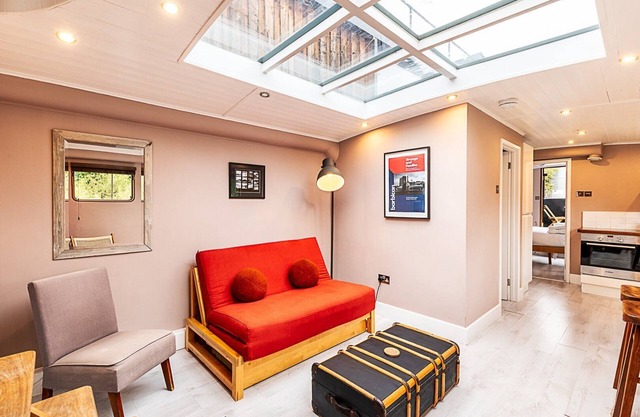 Bright & Modern Kew Bridge Houseboat