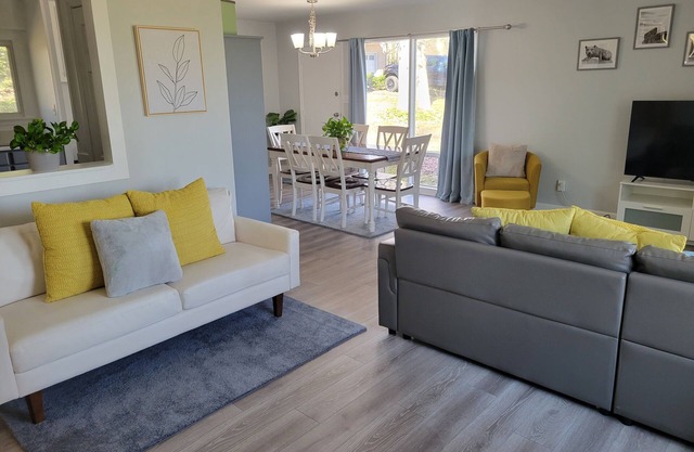 Bright, Modern Park Forest Home, 2.5m to Penn State! Breakfast included.