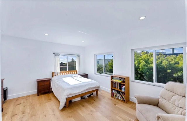 Bright Ocean Inspired Downtown Manhattan Beach Walk Street - Upper Unitn