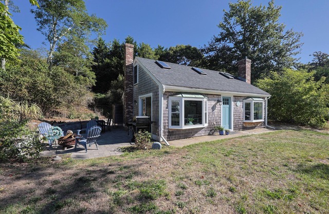 Bright & open private home, close to beach. Renovated clean and pet friendly!