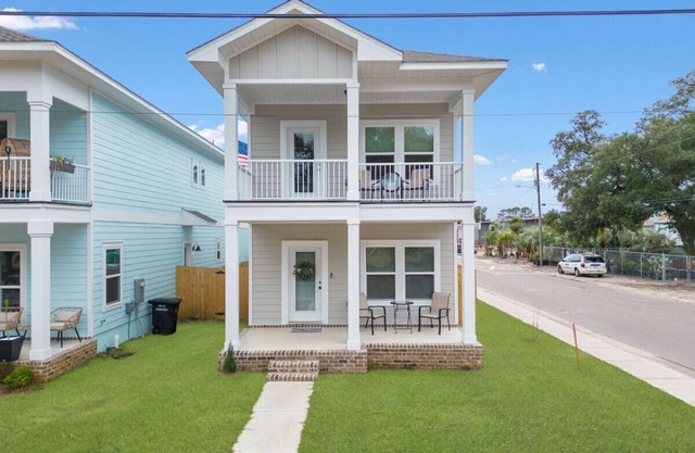 Bright & open/walk to downtown!