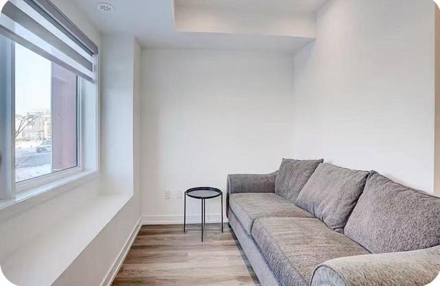 Bright Queen Room near Downsview Park Subway York University and Yorkdale Mall - 3rd floor walk up, shared bathroom and kitchen