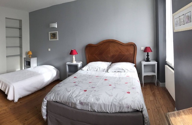 Bright, quiet gîte, 7-minute walk from RER A station, close to Paris 2, 4 or 5-person family.