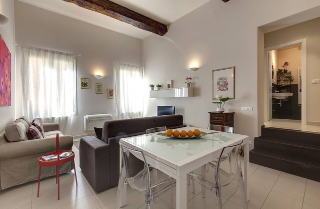 Bright Red Suite, 5 minutes from the Station and the Duomo