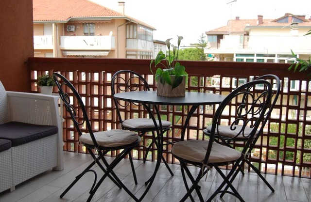 Bright, renovated apartment with two rooms and parking space - 300m from the sea