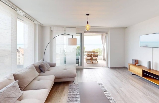 Bright & Spacious 2-bed Apartment - with Balcony & Lake View!