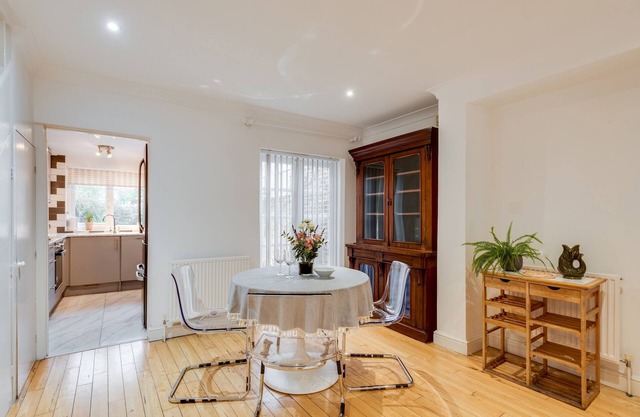 Bright & Spacious 2-Bedroom Jericho House