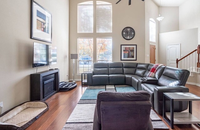 Bright & Spacious 3 Bedroom Townhome, Minutes from DFW Airport