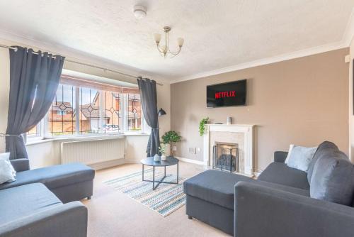Bright & Spacious 4 Bedroom Home with Garden