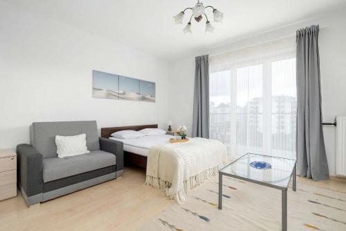 Bright Studio in Cracow with Desk and Bathtub by Noclegi Renters