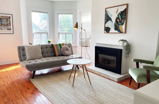 Bright + Stylish Apartment in High Park/Junction