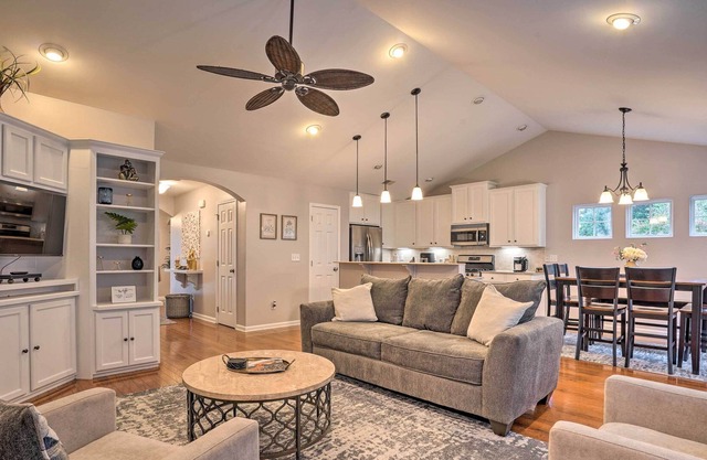 Bright Summerville Abode ~ 9 Mi to Water Park