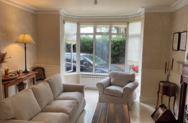 Bright sunny 4-bedroom house with WiFi in charming Dublin 4 near the beach/city