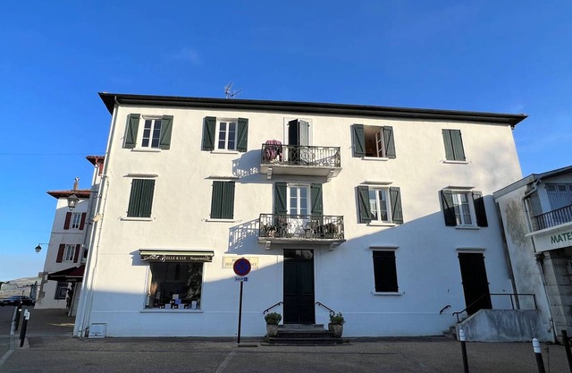Bright T2 in downtown Cambo-les-Bains, pets allowed