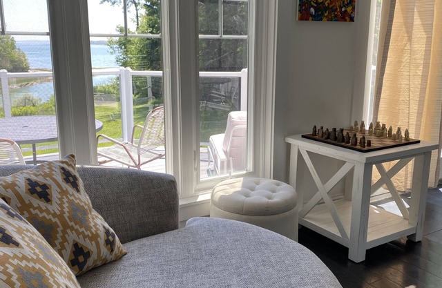 Bright waterfront home, 20 minutes to Acadia. Hot tub
