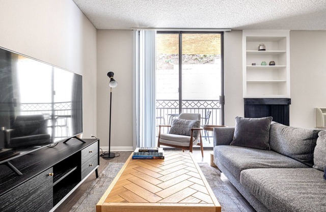 Bright Westwood 1BR w/Gym, Pool & Spa, close to UCLA, by Blueground