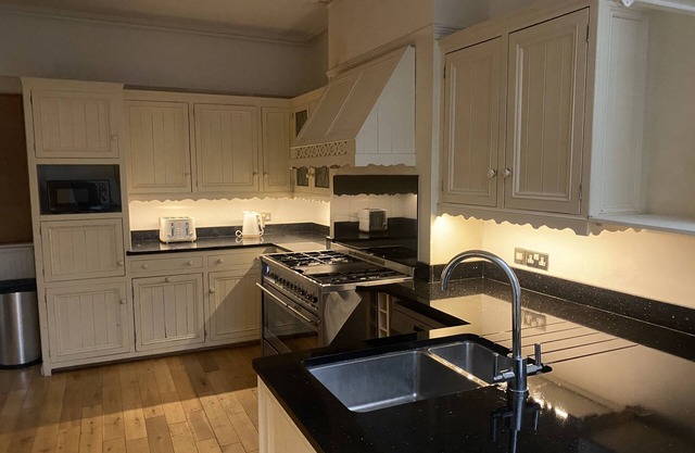 BRIGHTON townhouse *FREE ALLOCATED PARKING FOR 3 CARS*
