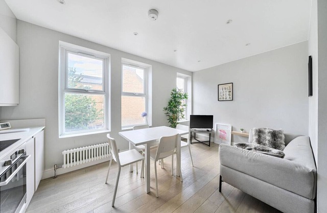 Brilliant 2 Bed Apartment - Spacious, Central & Well-Connected