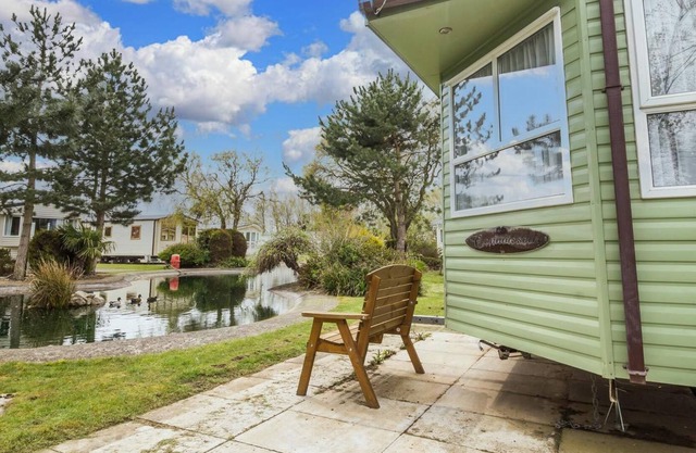 Brilliant 6 berth caravan at Southview Holiday Park near Skegness ref 33125S