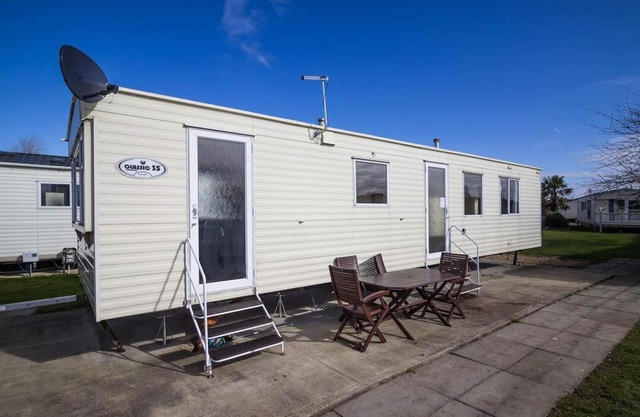 Brilliant 8 berth caravan at Southview Holiday Park in Skegness ref 33015W