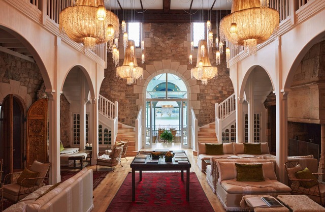 Brindos, Lac & Château