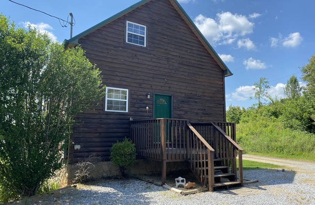 Bring the boat! 2 bedroom cabin on Flat Creek on Douglas Lake with lake access