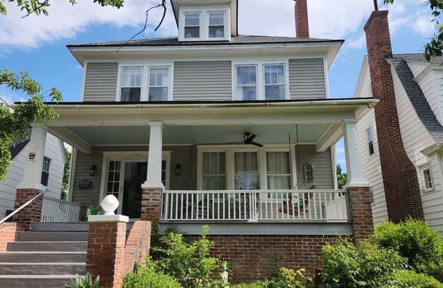 Bring the whole family to the Summer House. 6 bedroom, 2 bath sleeps 13.