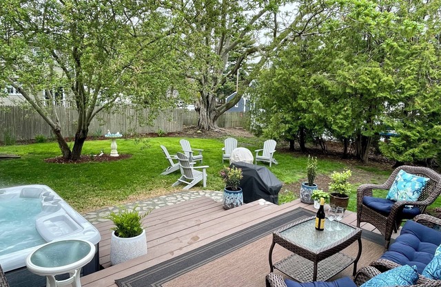 Bristol Sweet Spot: king bed, hot tub, walk or bike to town and beaches.
