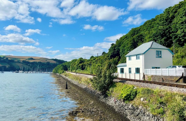 BRITANNIA CROSSINGS COTTAGE, family friendly in Dartmouth