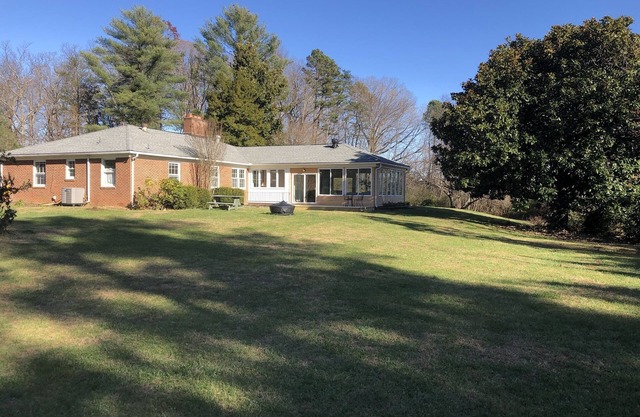 Broad Reach Secluded cottage with open living space, sunset deck, big yard