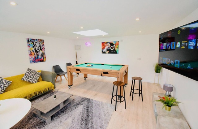 Bromsgrove. Newly Refurbed Property With Outhouse. 4 bed 2.5 Bathroom Games Room