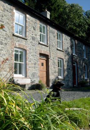 Bronfelin & Troed-y-Rhiw Holiday Cottage