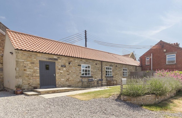 BROOKSIDE BYRE, pet friendly, with a garden in Durham