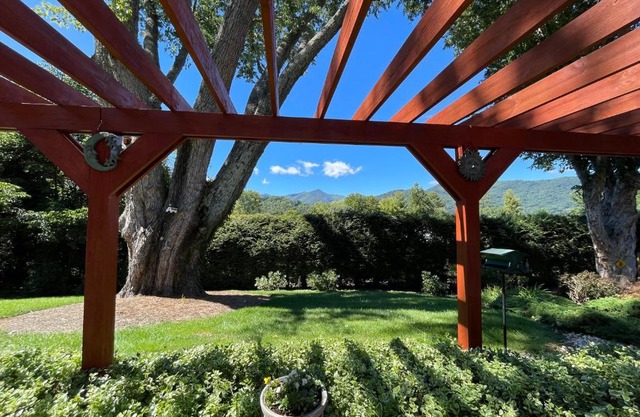 Brookside Mountain Mist Inn