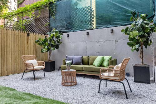 Brownstone 2 Bed with Private Backyard near Subway
