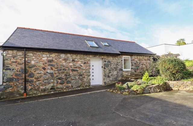 BRYN EGLWYS BARN, pet friendly, character holiday cottage in Tywyn