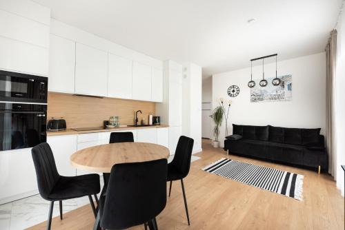 Brzeziny Deluxe Apartment by BookingHost