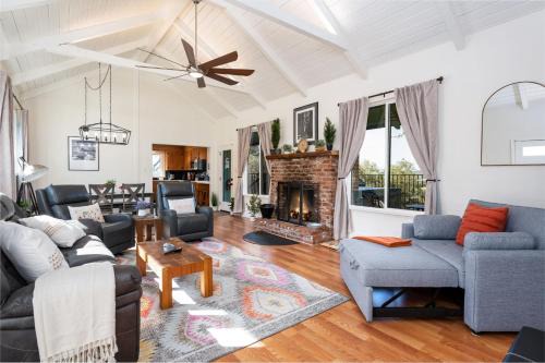 Buckeye Bungalow w hot tub/firepit/views! Pet Friendly!