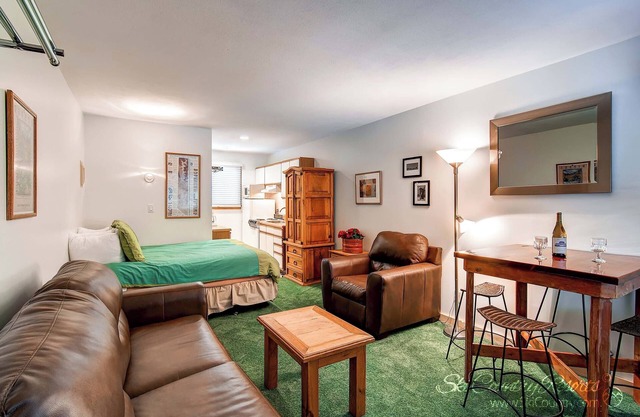 Budget-Friendly Top Floor Unit in Downtown - Walk to Shopping/Dining | PM7B