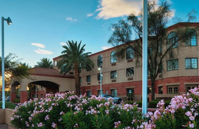 Budget Stays in Tucson Await: Spacious Rooms Near University of Arizona!