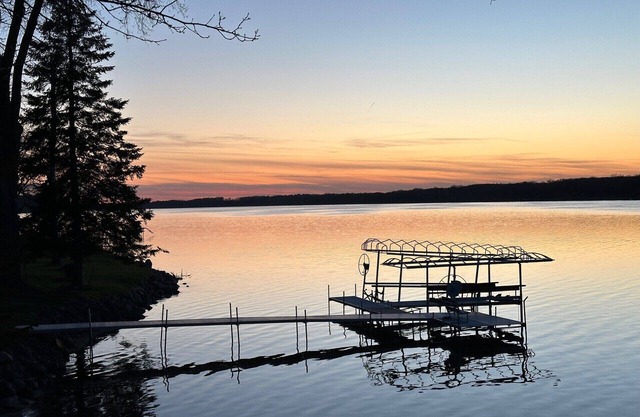 Buffalo Lake Retreat - charming lakefront 3 bedroom house-great fishing and fun