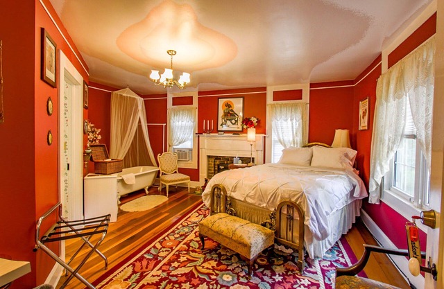 Buffalo Tavern Bed and Breakfast, Madam's Room