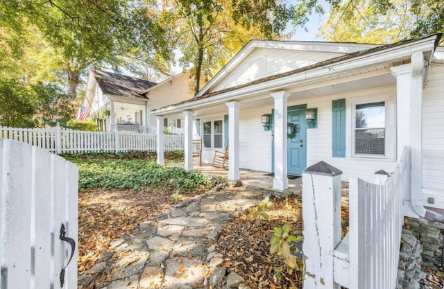 Buford Getaway Fall Stay Near Train & Downtown