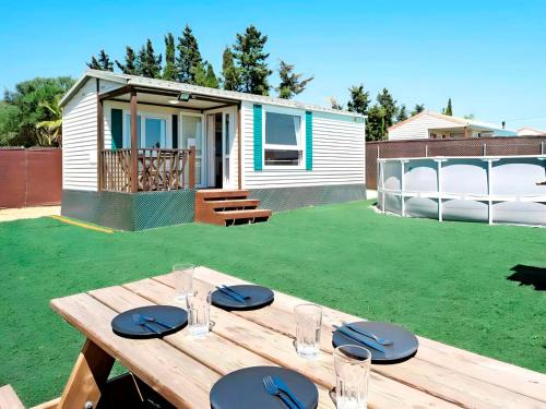 Bungalow cerca de la playa con piscina, jardín y wifi