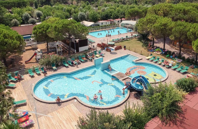 Bungalow with a large swimming area